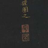 Kannon Bosatsu in Goldlinienmalerei auf nachtblauer Seide als Hängerolle montiert - Foto 2