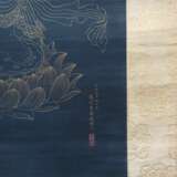 Kannon Bosatsu in Goldlinienmalerei auf nachtblauer Seide als Hängerolle montiert - фото 5