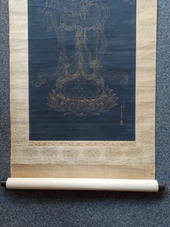 Kannon Bosatsu in Goldlinienmalerei auf nachtblauer Seide als Hängerolle montiert - photo 6