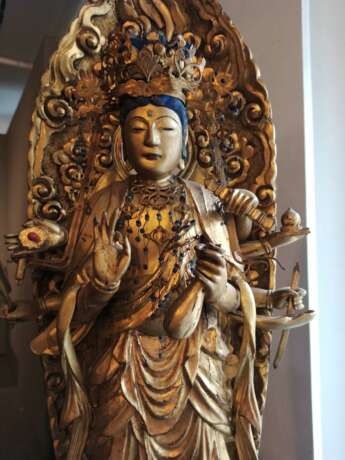 Großer Kannon Bosatsu aus Holz mit prächtiger Lackvergoldung - фото 6