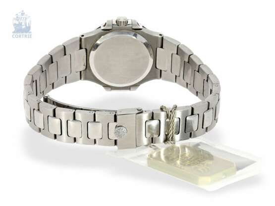 Armbanduhr: praktisch neuwertige Patek Philippe Nautilus Lady Ref.4700/1 mit Etui, Originaletikett und Originalpapieren - фото 2