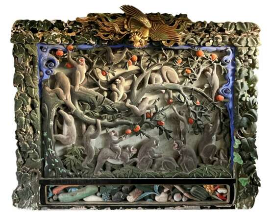 Große Reliefschnitzerei mit Affen und Früchten aus Holz in prächtiger Ausführung mit farbiger Fassung - фото 1