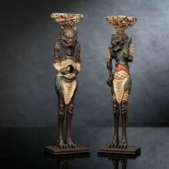 Paar fein geschnitzte Kerzenständer aus gefasstem und lackiertem Holz in Form von stehenden Oni