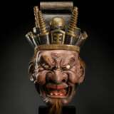 Sehr große Maske des Höllenrichters Enma aus Holz mit Lackauflage, Fassung und Vergoldung - Foto 1
