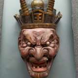 Sehr große Maske des Höllenrichters Enma aus Holz mit Lackauflage, Fassung und Vergoldung - photo 2