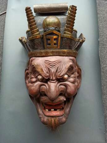 Sehr große Maske des Höllenrichters Enma aus Holz mit Lackauflage, Fassung und Vergoldung - фото 2