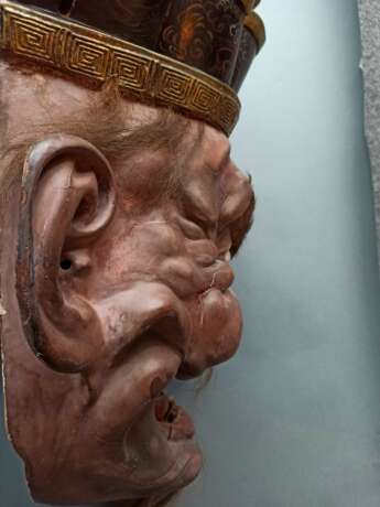 Sehr große Maske des Höllenrichters Enma aus Holz mit Lackauflage, Fassung und Vergoldung - фото 5