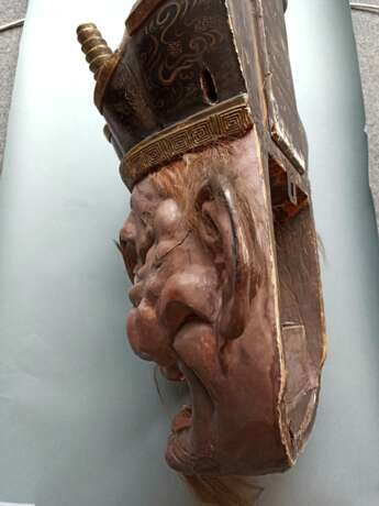 Sehr große Maske des Höllenrichters Enma aus Holz mit Lackauflage, Fassung und Vergoldung - photo 7