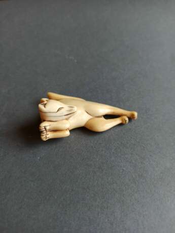 Netsuke eines auf einem Bein stehenden Fuchses aus Elfenbein mit schöner Alterspatina - Foto 5