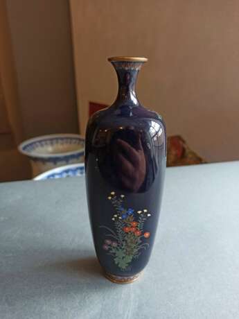 Cloisonné-Vase mit nachtblauem Fond und Ahornnbaum mit Vögeln - photo 3