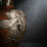 Feine Vase aus Bronze mit Seeadler in Relief in Silber und farbigem Metall, die Augen in Gold eingelegt - photo 2