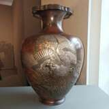 Feine Vase aus Bronze mit Seeadler in Relief in Silber und farbigem Metall, die Augen in Gold eingelegt - photo 5
