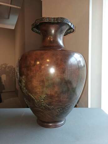 Feine Vase aus Bronze mit Seeadler in Relief in Silber und farbigem Metall, die Augen in Gold eingelegt - Foto 6