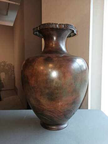 Feine Vase aus Bronze mit Seeadler in Relief in Silber und farbigem Metall, die Augen in Gold eingelegt - Foto 7