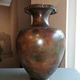 Feine Vase aus Bronze mit Seeadler in Relief in Silber und farbigem Metall, die Augen in Gold eingelegt - photo 7