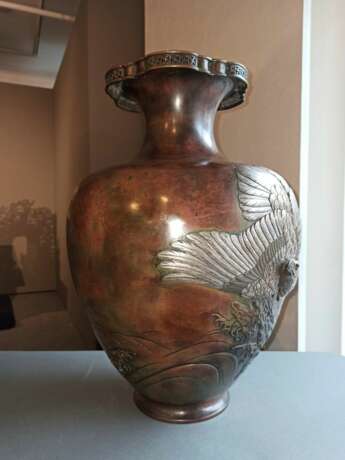 Feine Vase aus Bronze mit Seeadler in Relief in Silber und farbigem Metall, die Augen in Gold eingelegt - photo 8