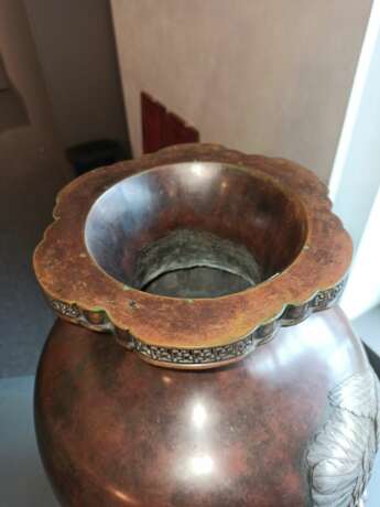 Feine Vase aus Bronze mit Seeadler in Relief in Silber und farbigem Metall, die Augen in Gold eingelegt - photo 9