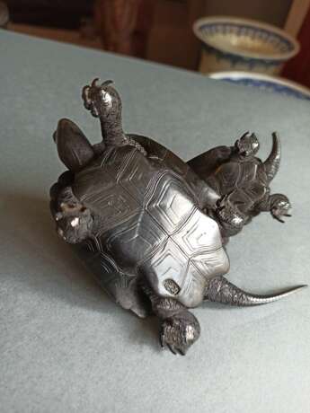 Feine Bronzegruppe mit zwei Schildkröten - photo 4