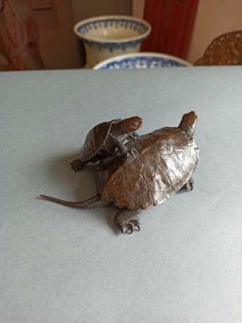 Feine Bronzegruppe mit zwei Schildkröten - photo 7