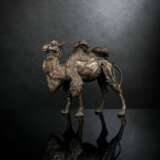 Bronze eines schreitenden baktrischen Kamels - фото 1