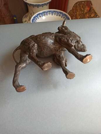 Bronze eines schreitenden baktrischen Kamels - Foto 5