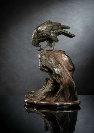 Feine Bronze eines Adlers auf einem Wurzelholzstand - фото 1