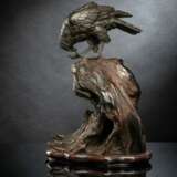 Feine Bronze eines Adlers auf einem Wurzelholzstand - Foto 1