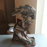Feine Bronze eines Adlers auf einem Wurzelholzstand - фото 2