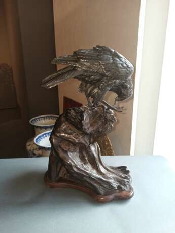Feine Bronze eines Adlers auf einem Wurzelholzstand - photo 2