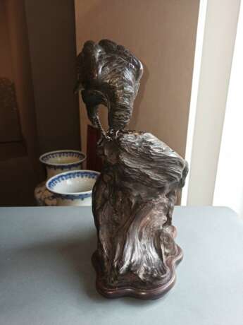 Feine Bronze eines Adlers auf einem Wurzelholzstand - Foto 3
