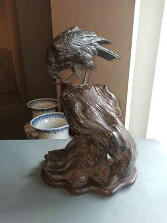 Feine Bronze eines Adlers auf einem Wurzelholzstand - Foto 4