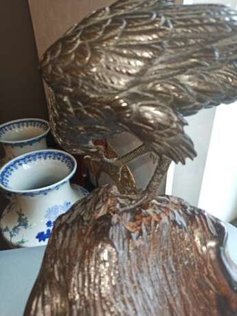 Feine Bronze eines Adlers auf einem Wurzelholzstand - Foto 6