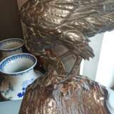 Feine Bronze eines Adlers auf einem Wurzelholzstand - photo 6
