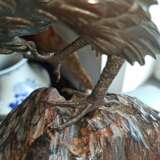 Feine Bronze eines Adlers auf einem Wurzelholzstand - фото 7
