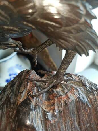 Feine Bronze eines Adlers auf einem Wurzelholzstand - photo 7