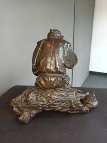 Feine Bronze eines sitzenden Bauern von Udagawa Kazuo - photo 5