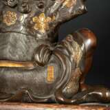 Feine partiell feuervergoldete Bronzegruppe des Benkei, der einen Koro über dem Kopf hält, Sockel mit Goldlack-Dekor - Foto 3