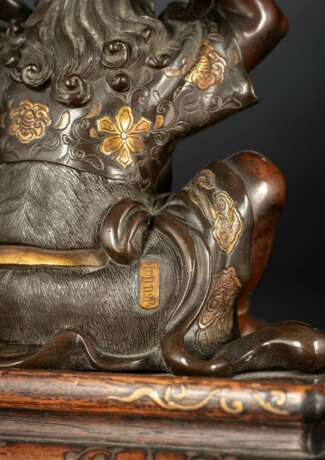Feine partiell feuervergoldete Bronzegruppe des Benkei, der einen Koro über dem Kopf hält, Sockel mit Goldlack-Dekor - фото 3