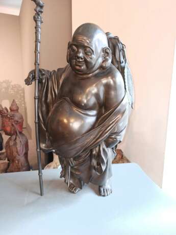Sehr große Bronze des Hotei mit einem Stab - Foto 3