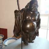 Sehr große Bronze des Hotei mit einem Stab - photo 5