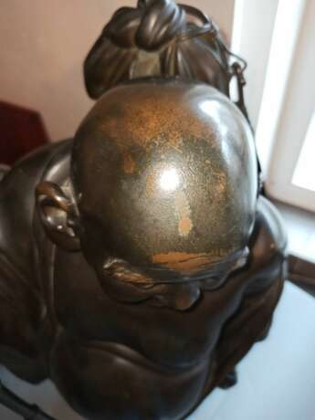 Sehr große Bronze des Hotei mit einem Stab - Foto 7
