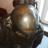 Sehr große Bronze des Hotei mit einem Stab - photo 7