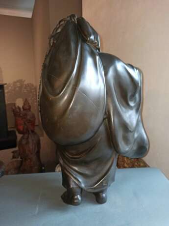 Sehr große Bronze des Hotei mit einem Stab - photo 8