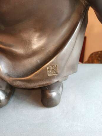 Sehr große Bronze des Hotei mit einem Stab - photo 9