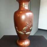 Paar feine und seltene Vasen mit Reihern und Wasserpflanzen aus braun-rötlicher Bronze - фото 3
