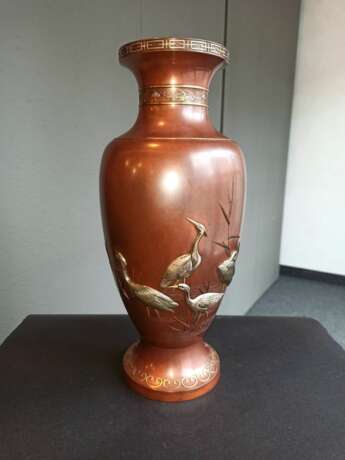 Paar feine und seltene Vasen mit Reihern und Wasserpflanzen aus braun-rötlicher Bronze - Foto 3