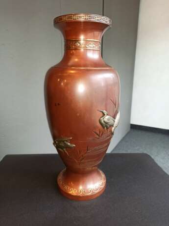 Paar feine und seltene Vasen mit Reihern und Wasserpflanzen aus braun-rötlicher Bronze - Foto 4