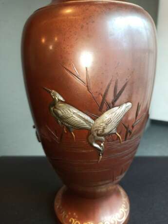 Paar feine und seltene Vasen mit Reihern und Wasserpflanzen aus braun-rötlicher Bronze - Foto 5