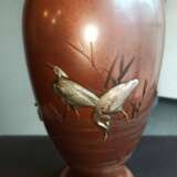 Paar feine und seltene Vasen mit Reihern und Wasserpflanzen aus braun-rötlicher Bronze - photo 5