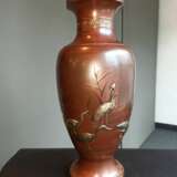 Paar feine und seltene Vasen mit Reihern und Wasserpflanzen aus braun-rötlicher Bronze - фото 7